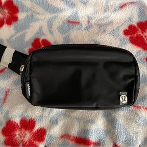 NWT Lululemon Everywhere Belt Bag (Black)